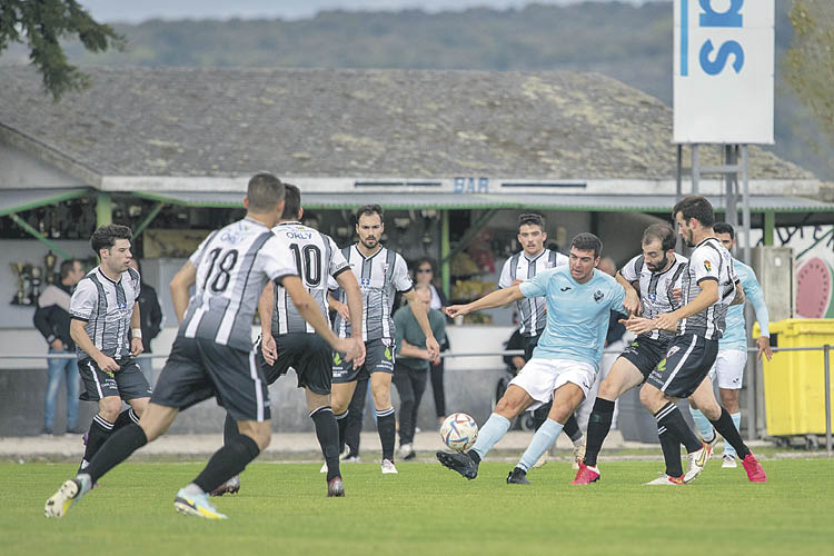 Varios jugadores del Antela presionan a 

un contrario 

en un partido 

en A Moreira.