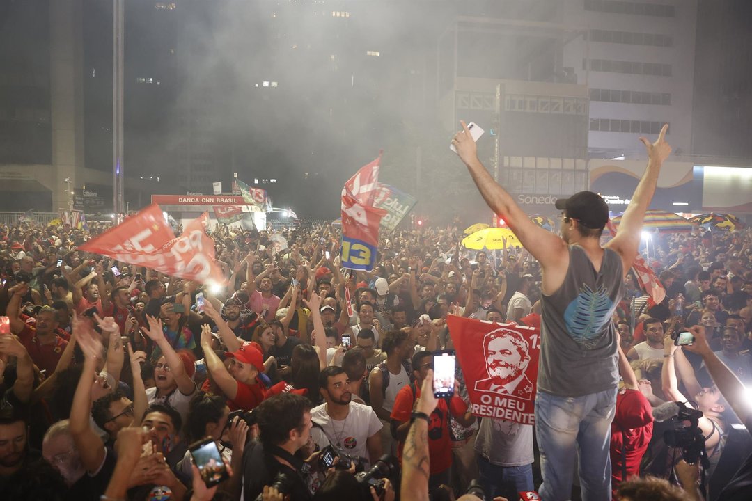 Simpatizantes de Luiz Inácio Lula da Silva celebran la victoria de su candidato en esta segunda vuelta. EFE.