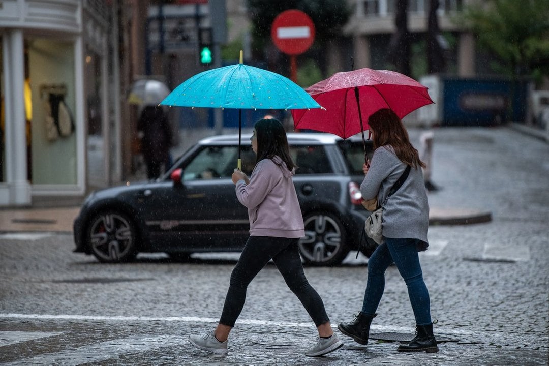 OURENSE (RÚA VALLE INCLÁN-BEDOYA). 28/10/2022. OURENSE. Imaxes de choiva e uso e paraugas no centro de Ourense. FOTO: ÓSCAR PINAL
