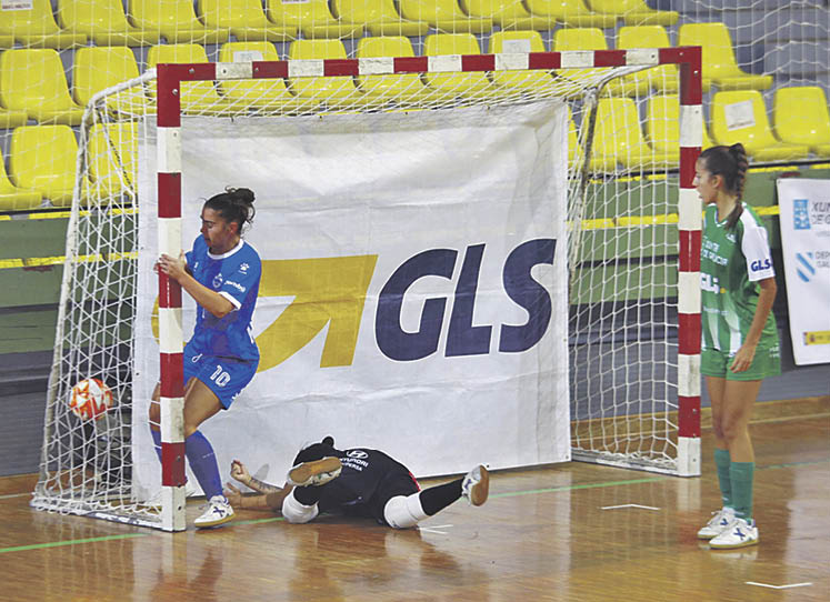 Ana Lastra, portera del Cidade, no puede evitar uno de los goles murcianos.