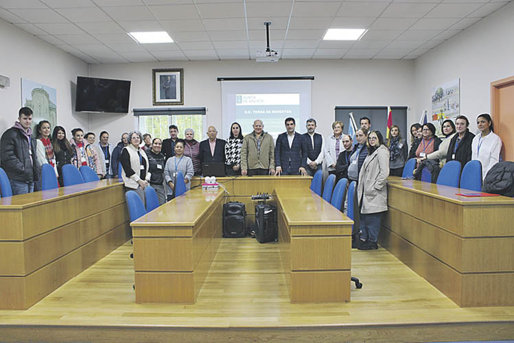 Alumnos y docentes posan con los alcaldes y el delegado Gabriel Alén, ayer en Celanova.