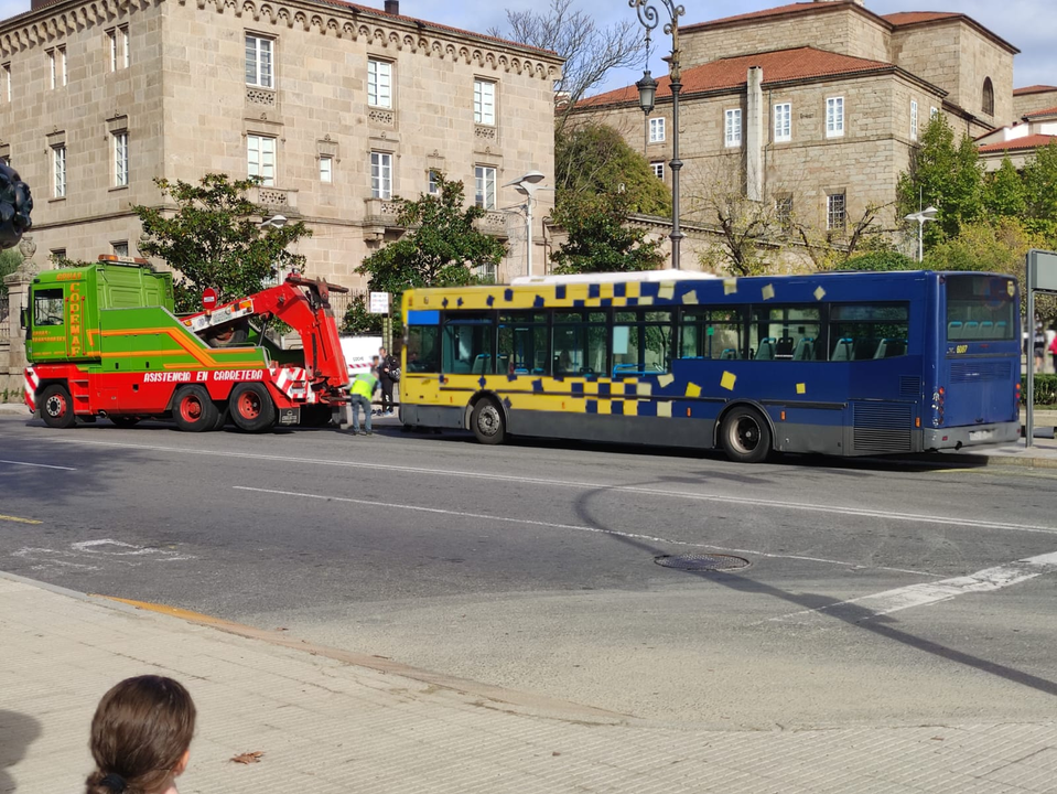Un autobús urbano de Ourense remolcado por los servicios de asistencia en carretera.