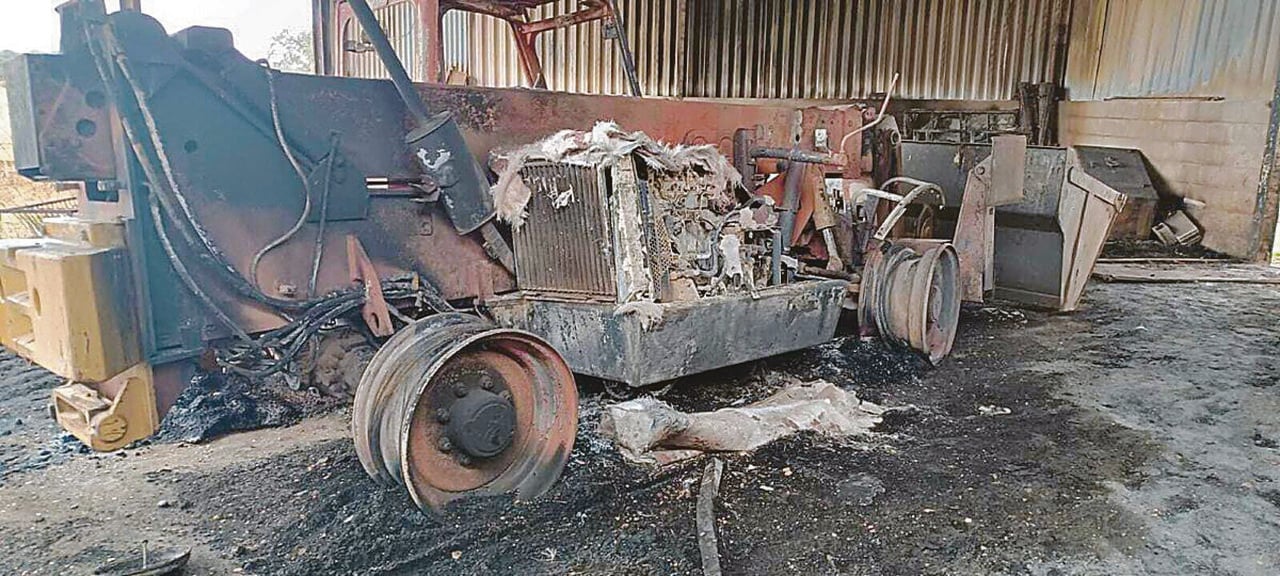 Parte de la maquinaria quemada en la finca Santos Lázaro Arias, en Usagre.