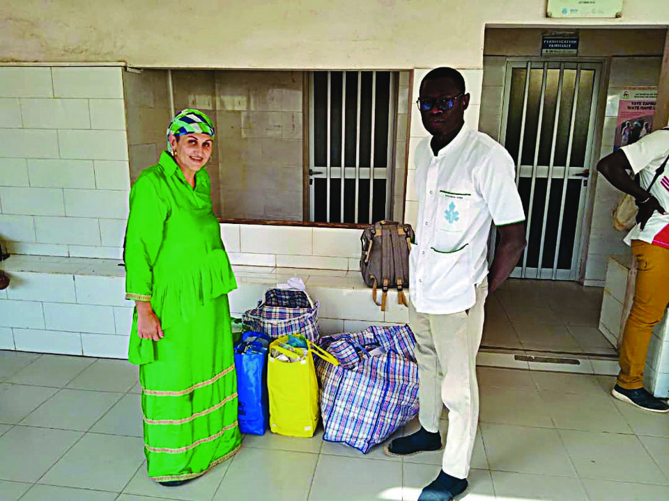 María Taboada con el material donado en Senegal.