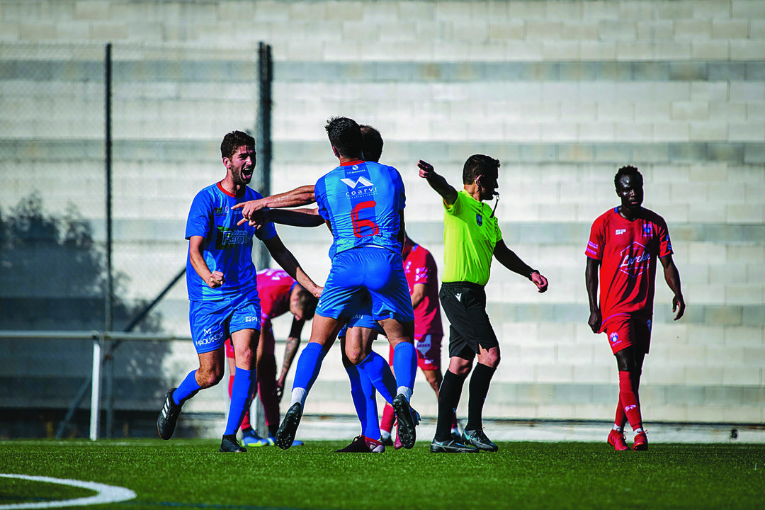 Los jugadores del Barbadás celebran un gol logrado en Os Carrís.