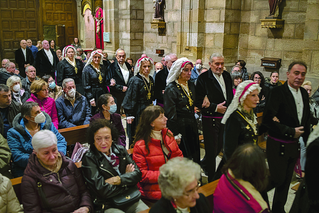 Fieles durante la misa homenaje de la Coral De Ruada, el viernes en Santa María Nai.