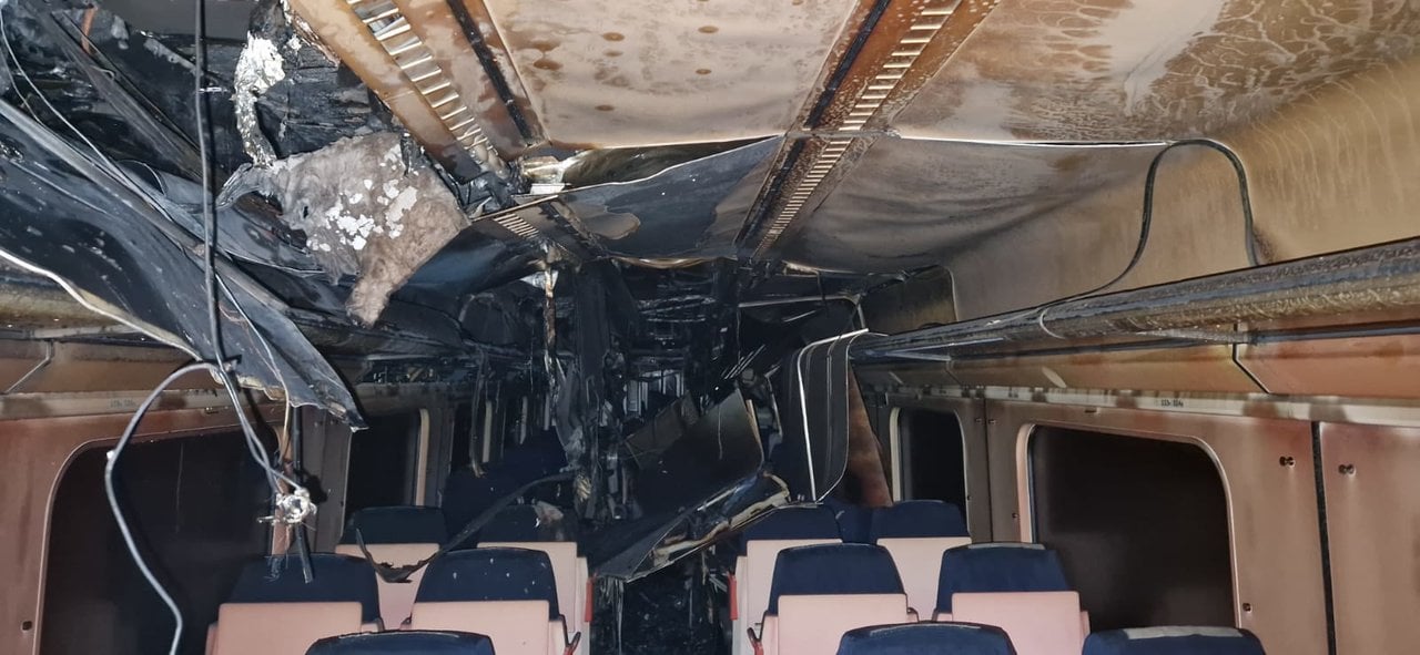 El tren de Ourense-Santiago que ardió en Lalín, por dentro
