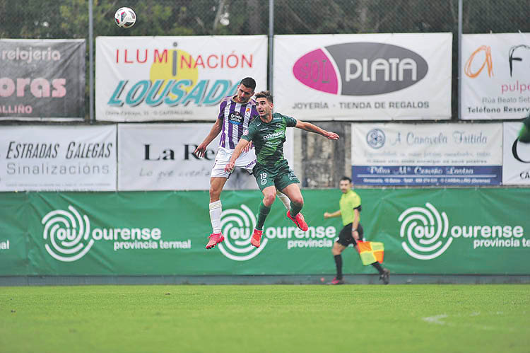 El delantero Manín, en un salto con un jugador del Valladolid B. JOSÉ PAZ