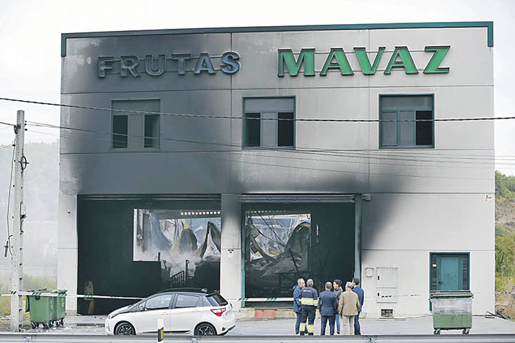 Un almacén de Mavaz en la N-525 sufrió un incendio un año antes. XESÚS FARIÑAS