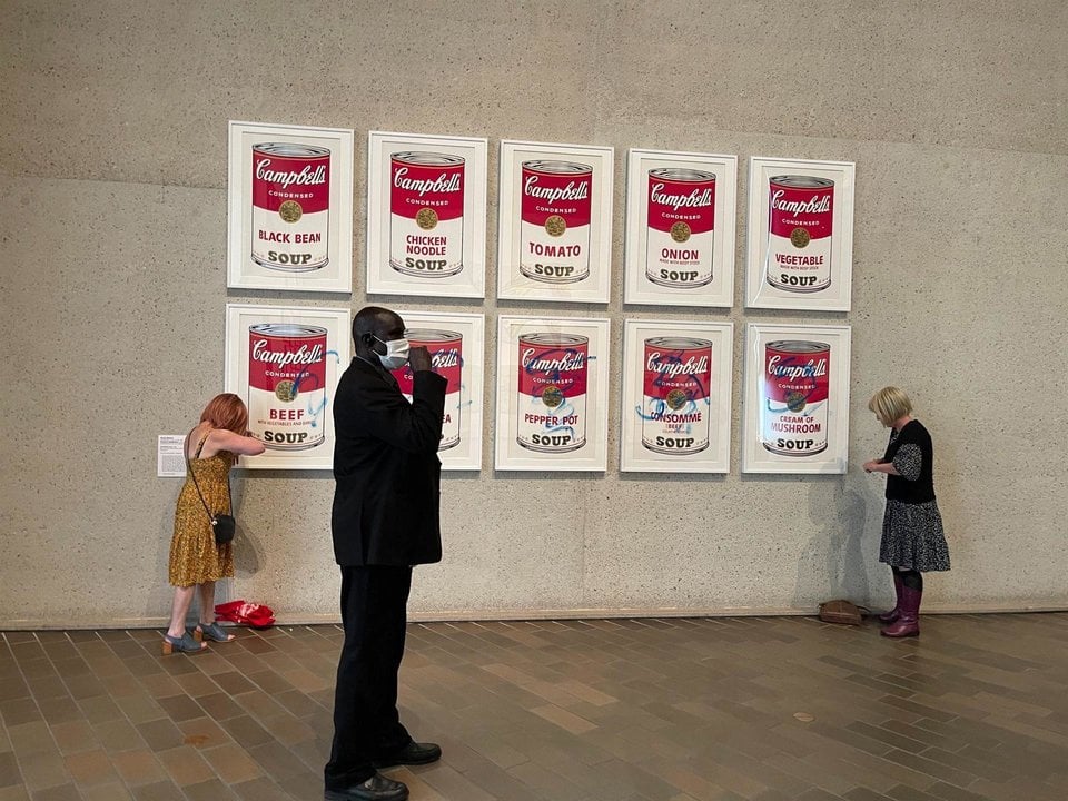 Dos activistas ambientales se adhirieren este miércoles con pegamento a la famosa obra de arte "Latas de sopa Campbell" del artista estadounidense Andy Warhol. EFE