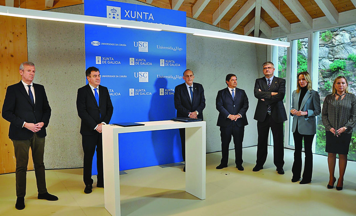 Alfonso Rueda, presidente de la Xunta, junto a los tres rectores de las universidades gallegas.