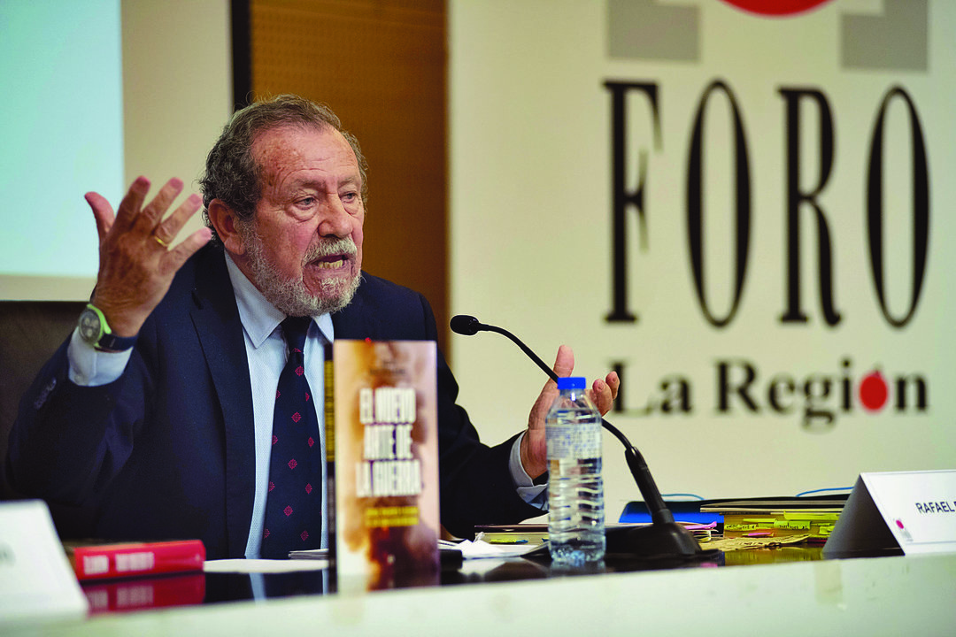 Rafael Dávila, durante su conferencia. (XESÚS FARIÑAS)