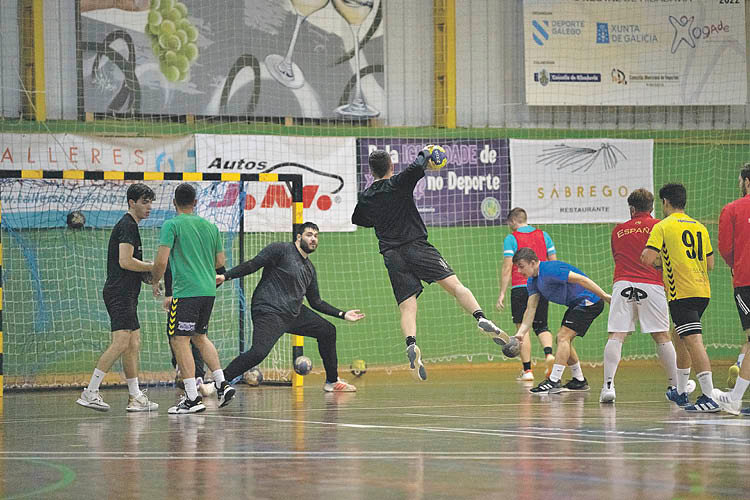 Los jugadores del Rodosa Ribeiro se ejercitan durante un entrenamiento en O Consello. ÓSCAR PINAL