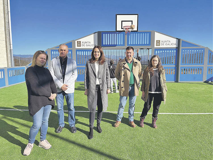 Ana Peña, Amable Fernández, Judith Fernández, Pedro Yáñez y Marina Luis en la inauguración de la pista multideporte en Manzaneda.