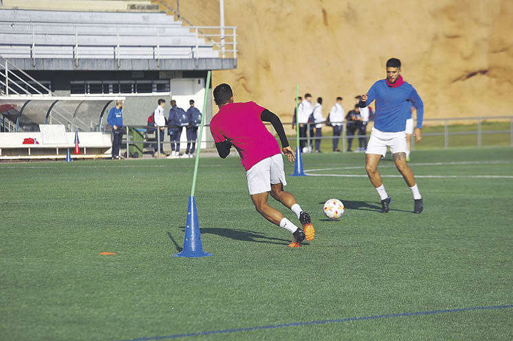 Tiago devuelve el balón a un compañero en el entrenamiento del Ourense CF en Oira.
