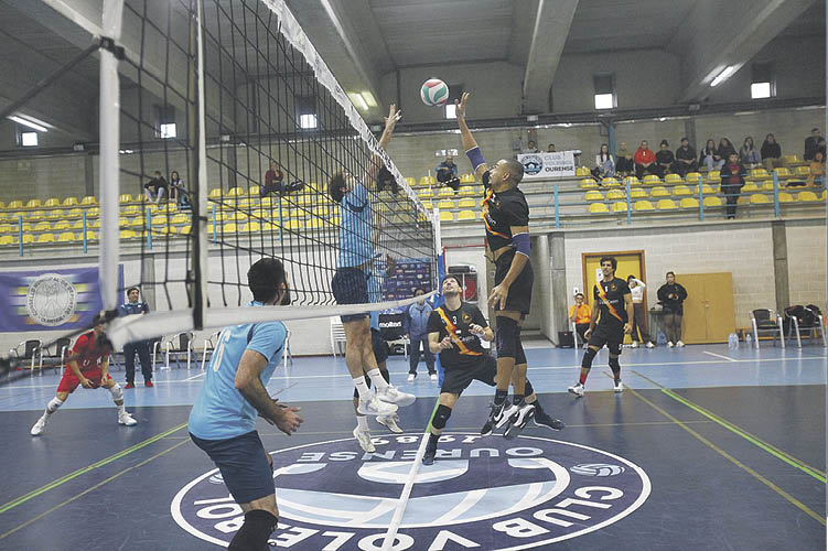 Los jugadores del Vila Castro y del Valladolid disputan un balón en la red en la cancha de O Pompeo.