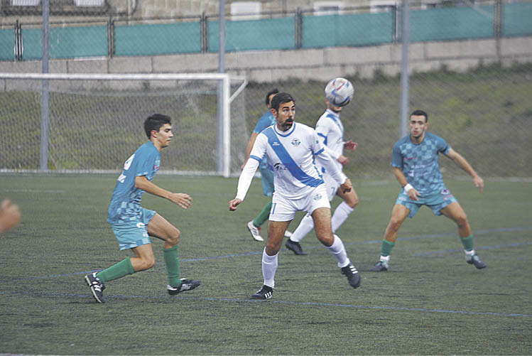 Bulicas, del Sporting Carballiño, neutraliza con la mirada el balón ante Rodrigo Pato.