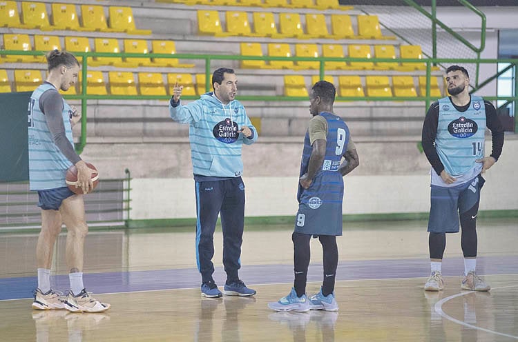 Guillermo Arenas habla con tres de sus jugadores durante un entrenamiento en el Pazo.
