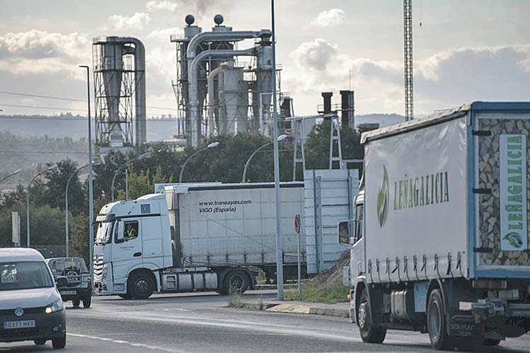 Camiones en el polígono industrial de San Cibrao das Viñas (ÓSCAR PIÑAL).