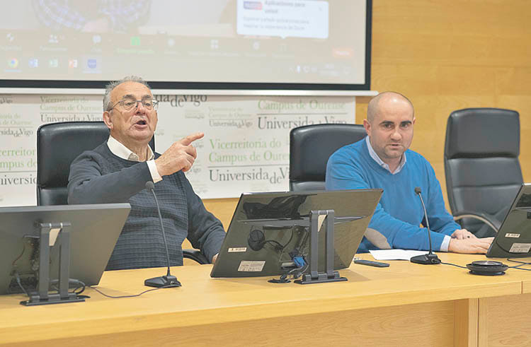 Xosé Manuel Cid, decano de Educación y Deibe Fernández, profesor, ayer en el Campus (XESÚS FARIÑAS).