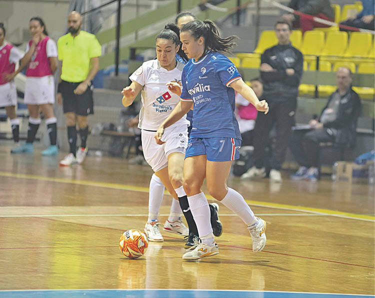 Clara Fernández conduce la pelota ante una rival.