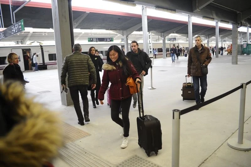 Imagen de archivo de pasajeros llegando a la estación de tren de Ourense. (Martiño Pinal)
