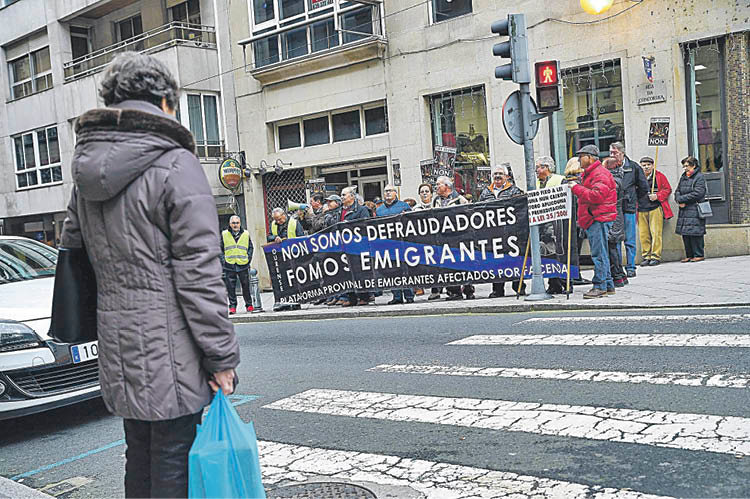 Protesta de la Plataforma de Emigrantes Retornados en Ourense. ÓSCAR PINAL