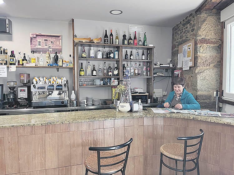 Ángeles Fernández en el bar A Picota, un local que abrió antes de la Guerra Civil.  C.C.