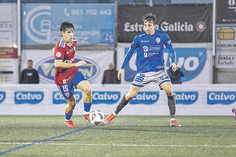 El jugador del Ourense CF Rubén Sánchez defiende a Meixús, del Bergantiños. DXT