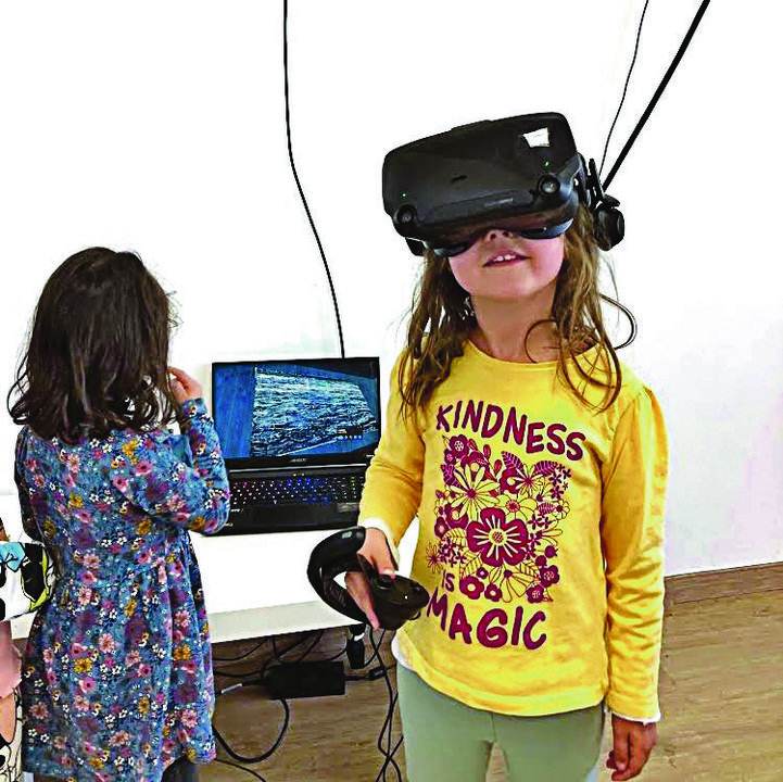 Dos niñas disfrutan del museo virtual que llegará a Os Blancos y Castrelo.
