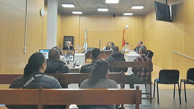 Los cuatro acusados, ayer en el Juzgado de lo Penal 2 de Ourense, donde negaron los hechos.