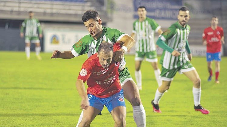 El defensa de la UD Ourense Varo trata de proteger el balón.