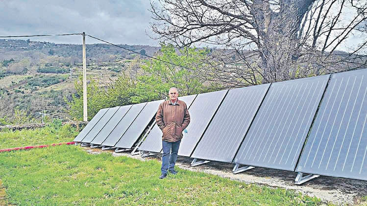 El alcalde de Manzaneda posa con 20 placas solares instaladas este año.