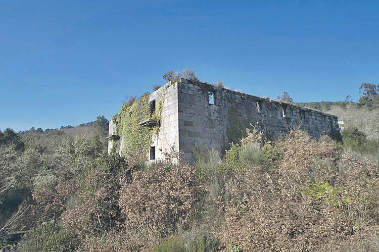 El monasterio es del siglo IX y está en ruinas (MARTIÑO PINAL).