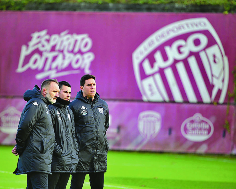 El técnico del Lugo, Fran Justo, junto a sus ayudantes Millán Fernández y Ángel Mociño. (CD LUGO)