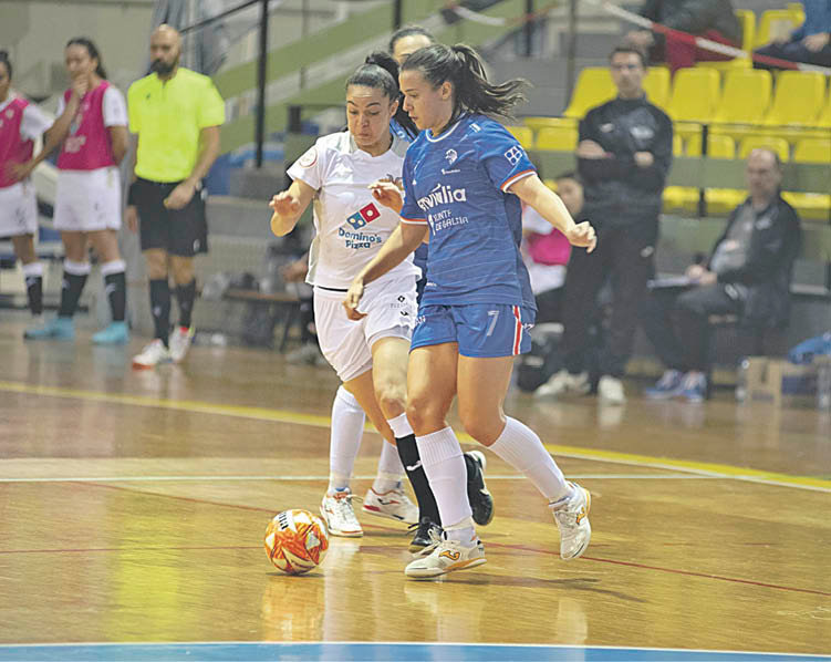 La jugadora del Ourense Envialia Clara Fernández conduce la bola durante un encuentro. XESÚS FARIÑAS