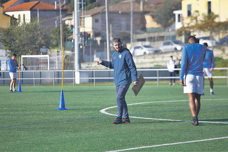 Rubén Domínguez, en un entrenamiento del Ourense CF en la instalaciones de Oira. M. ÁNGEL