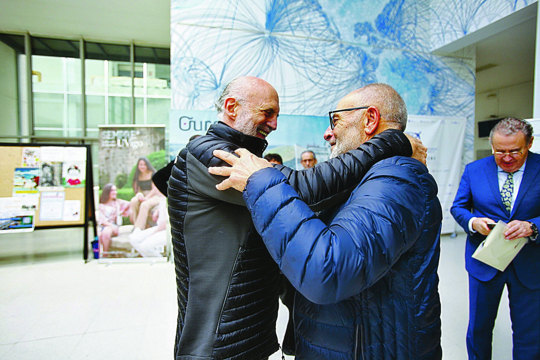 Manuel Cabezas y Francisco Rodríguez se abrazan en un acto reciente en el Campus. (MIGUEL ÁNGEL)