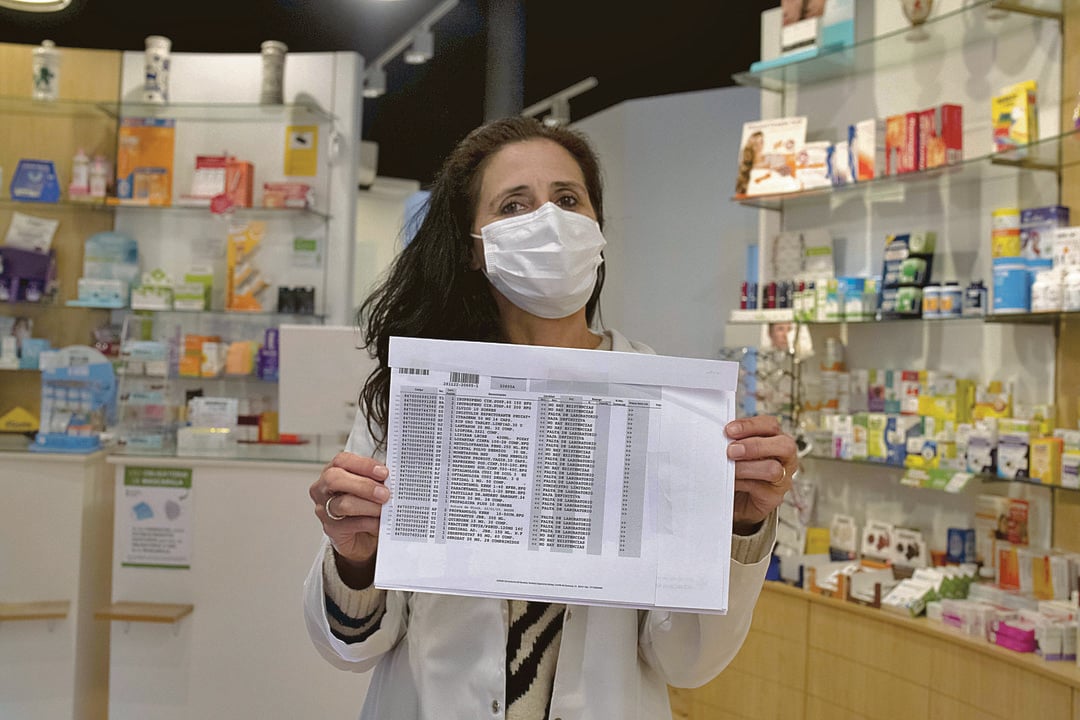 Desde la Farmacia Cid del Paseo muestran el listado de medicamentos que no se encuentran disponibles. (XESÚS FARIÑAS)