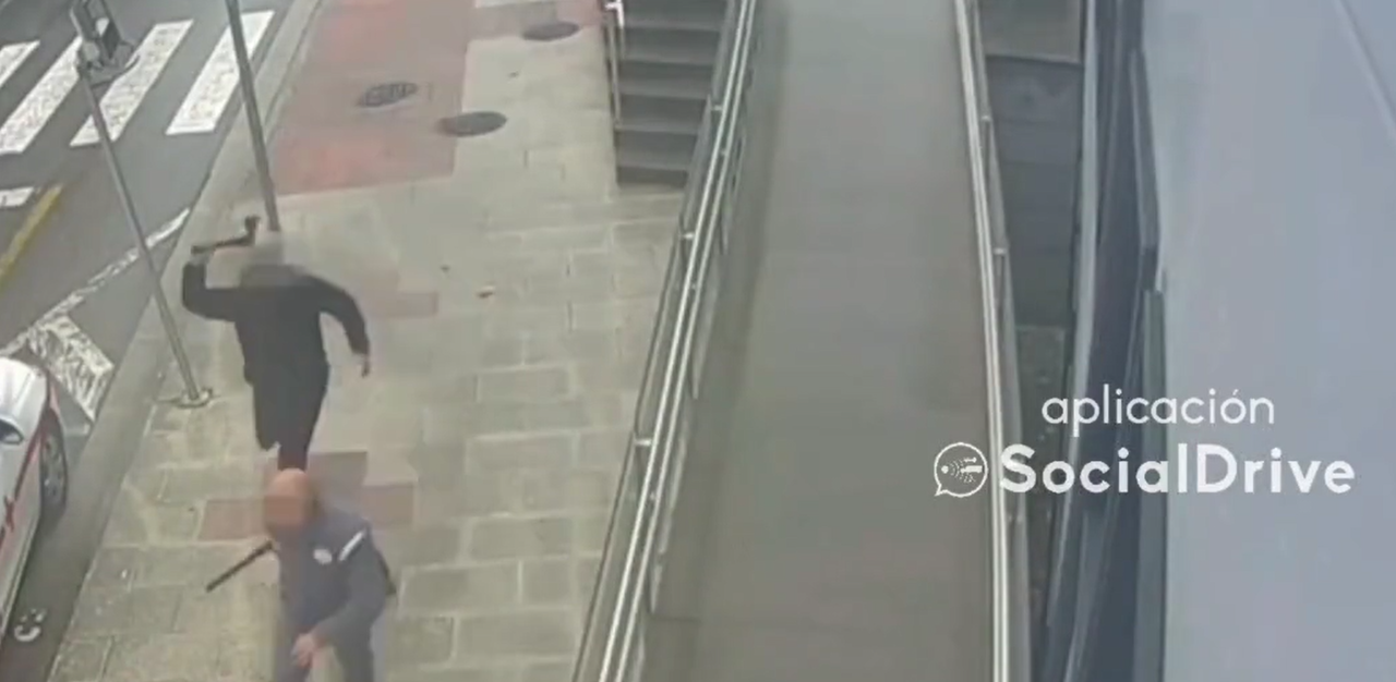 Un joven de 25 años persigue a un vigilante de seguridad empuñando un hacha en Lugo