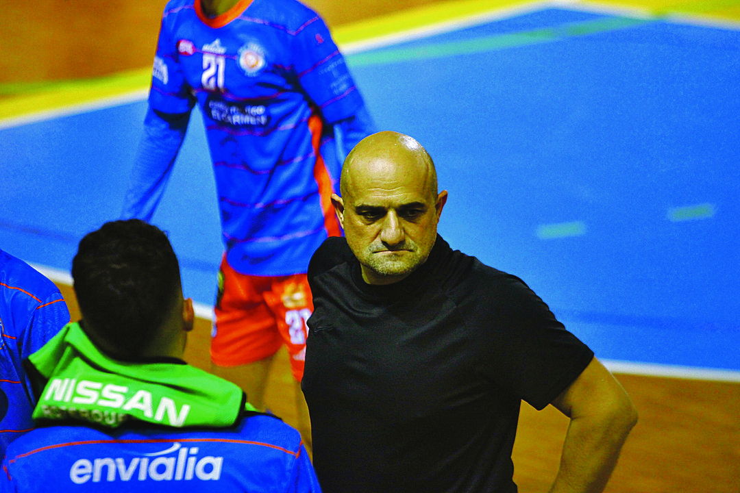 El entrenador del Sala Ourense, pensativo en un partido.