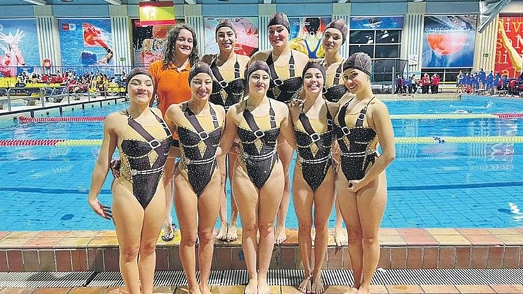 La entrenadora Xiana Otero y las nadadoras del Sincro Ourense en la categoría júnior, en la piscina M-86.