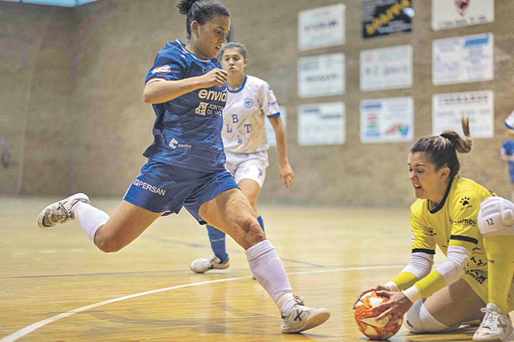 Candela Soria, goleadora ourensana, en una acción de ataque ante el Alcantarilla en Cea. MARTIÑO PINAL