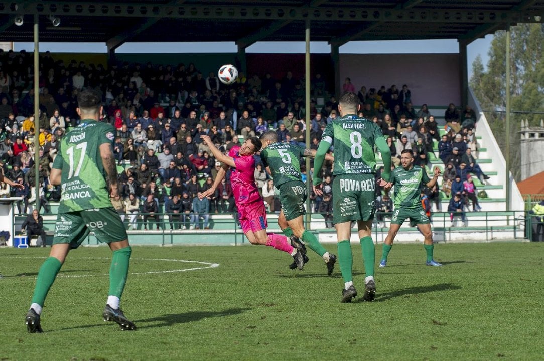 Gabri Palmás, del Ourense CF, lucha por una pelota con el jugador verde Pol Bueso, en Espiñedo.