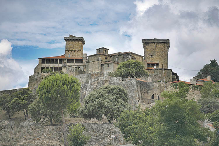 El recinto del Castillo de Monterrei y sus murallas (XESÚS FARIÑAS).