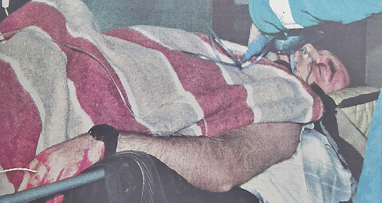 José María Lobato, en la camilla siendo trasladado al hospital.