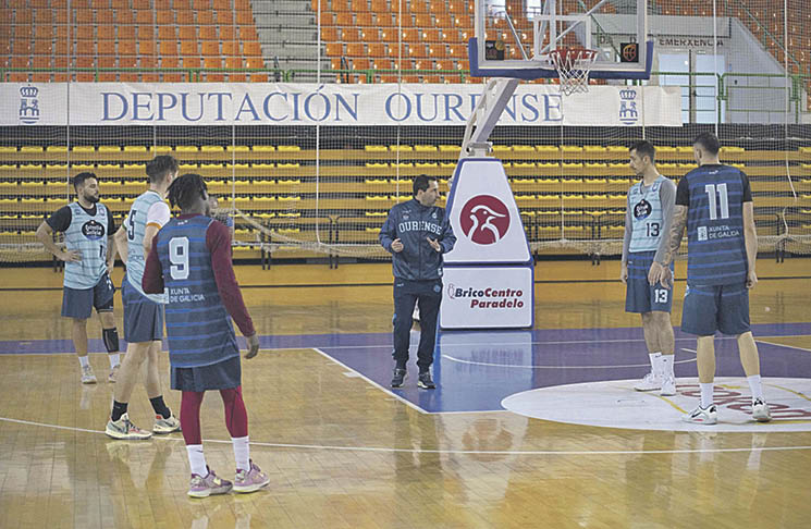 Guillermo Arenas habla con sus jugadores durante un entrenamiento en el Pazo.