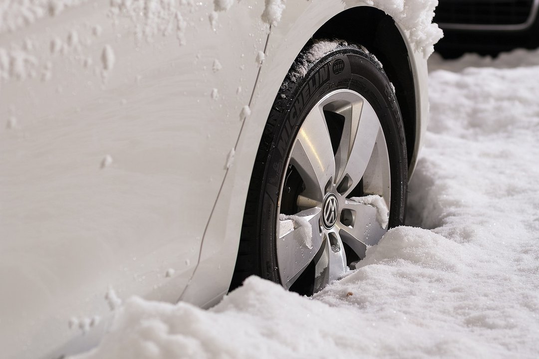 Rueda de un coche en la nieve.