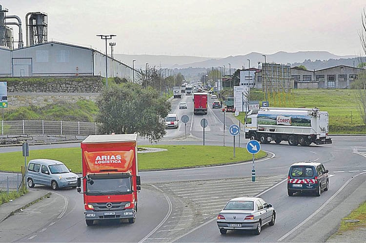 Camiones circulando por el Polígono de San Cibrao, principal área económica de Ourense. MARTIÑO PINAL