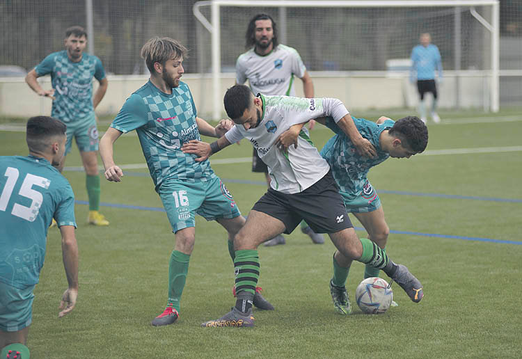 El centrocampista alaricano Álvaro disputa un balón entre los jugadores Mario Pato y Tatá, del Melias. XESÚS FARIÑAS